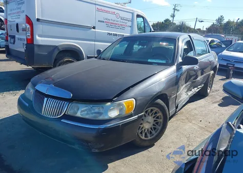 1998 Lincoln Town Car Signature z USA, uszkodzony, nr VIN 1LNFM82W1WY734800